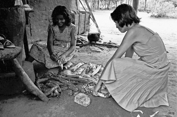 AÑO 1982 - BLANCO Y NEGRO - VIDA CAMPESINA EN PARAGUAY (JOSÉ MARÍA BLANCH)